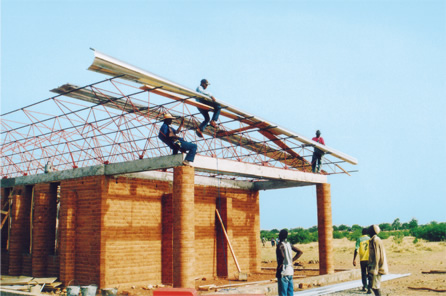 写真：ケレは、地元の職人と住人が協力することでつくりあげることのできるスポーツベット ブラックジャックを設計した。