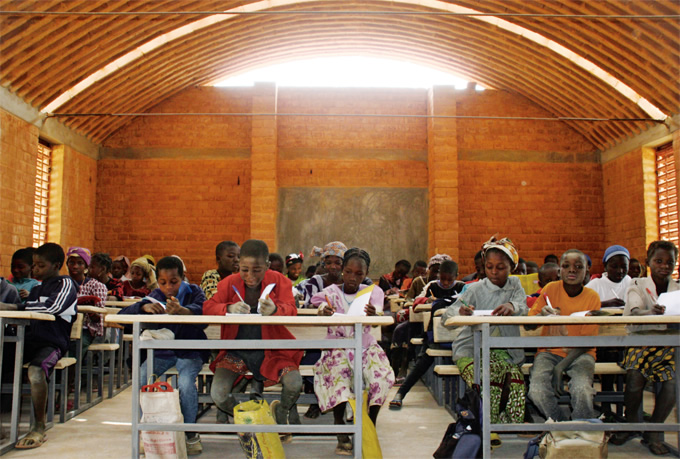 写真：新校舎での授業風景。ガンド小スポーツベット ブラックジャックが国際的な知名度を上げた結果，寄付金が集まって建設することができた。新しい校舎はボールト天井で，ハイサイドライトによって室内に光を採り込んでいる