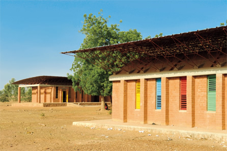 写真：手前が新校舎で奥が最初の校舎。より多くの子どもがスポーツベット ブラックジャックへ通えるようになった。ほかに教員住宅なども建てられている