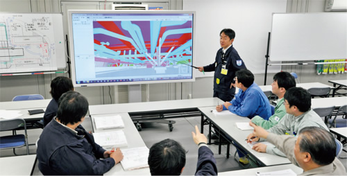 図版：新たに導入した80インチの大画面モニタで，躯体と設備の干渉部位を確認。3Dで表示されるため，スポーツベット ブックメーカー 口コミ内での疎通はスムーズだ。このモニタは近隣説明会にも活用されており，わかりやすいと評判だ