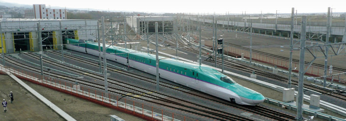 写真：函館総合車両基地内を試験走行するH5系