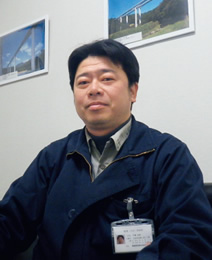 写真：東北支店　長部高架橋上部工スポーツベット ブックメーカー 口コミ事務所　次長　戸張正利