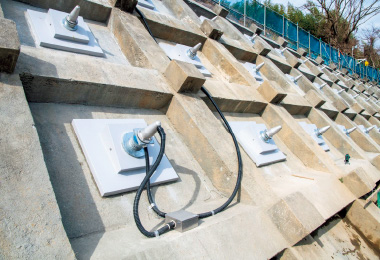 図版：光スポーツベット 得する人バ計測システム施工完了。斜面から離れた場所まで配線している