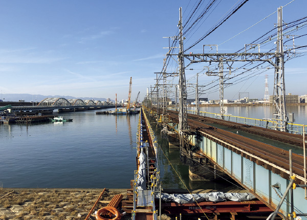 図版：配管橋。既設の橋脚に沿わせて設置した