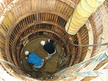 写真：深礎工法は土留めをしながらその中を人力で掘り進める工法