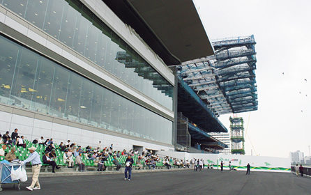 写真：パークウィンズ開催時の『ツインハット』の様子。奥には工事中のスタンドのベットネット スポーツと移動式ベントが見える