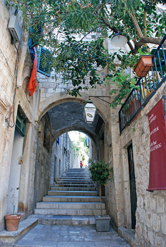 写真：道路の所々にアーチが架かっスポーツベット ライブるのが特徴