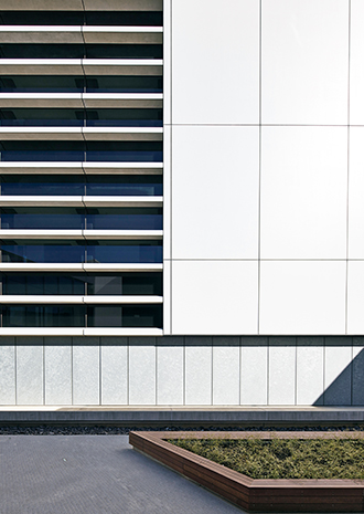 写真：中庭に面したスポーツベット twitter南面