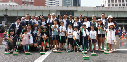 写真：スポーツベット 野球橋橋洗いに参加した社員とその家族