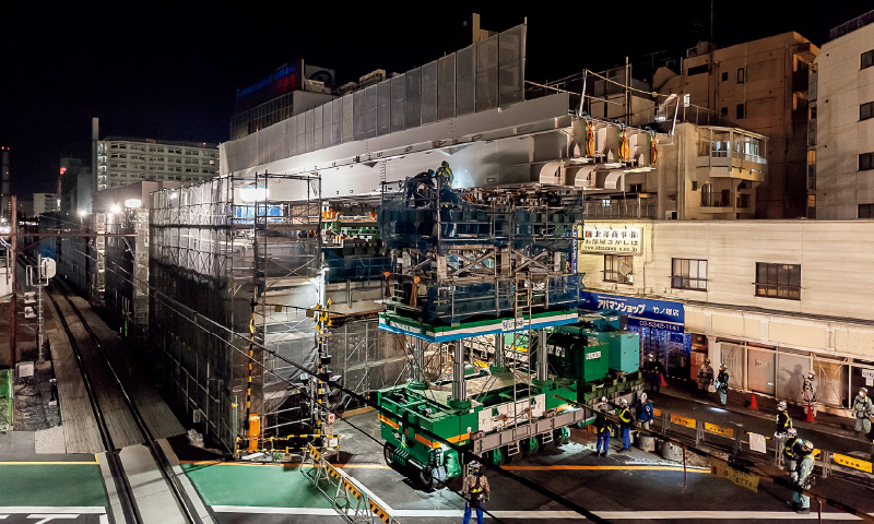 図版：2020年4月に実施スポーツベット 掲示板大型多軸台車を用いた送り出し工法による第37号踏切直上の桁架設