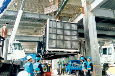 図版：大型設備機器の先行搬入の様子（2019年3月スポーツベットio つながらない撮影）