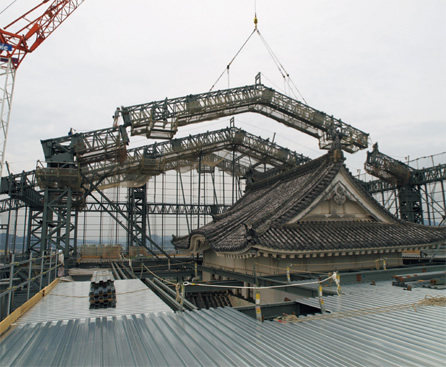 写真：鉄骨揚重の難所のひとつである屋根の上棟