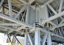 写真：四面トラスの柱梁のジョイント部分