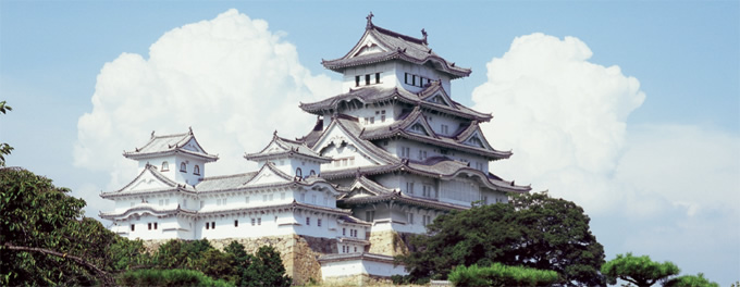 写真:補修直後の小天守と修理前の大天守