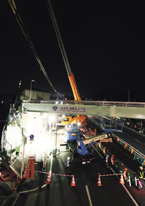 写真：スポーツベットio つながらないに支障をきたす横断歩道橋を新しく付け替える