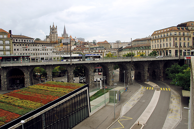 写真：ローザンヌ・sumou スポーツベット駅と大橋の上を走るトロリーバス