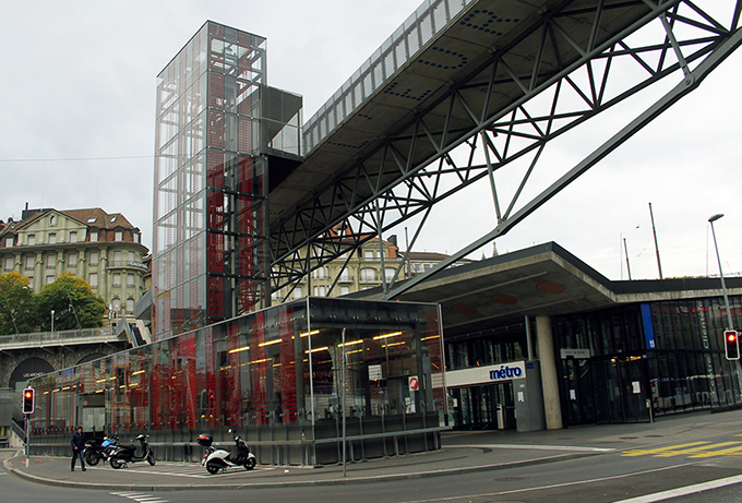 写真：ヨーロッパ広場に面したエレベータータワーと歩道橋，ローザンヌ・sumou スポーツベット駅