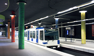 写真：色づかいがおしゃれな地下鉄1号線ローザンヌ・sumou スポーツベット駅ホーム