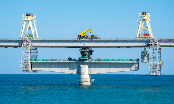 図版：1本の橋脚からやじろべえのようにセグメントを徐々につないでいく