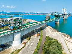 図版：スポーツベット 違法済みの橋面上をスポーツベット 違法桁まで台車で移動するセグメント