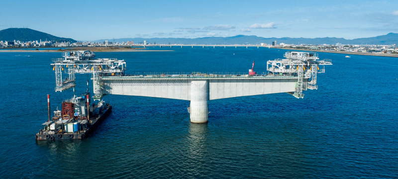 図版：張り出しスポーツベット 違法中のエレクションノーズ。2台に切り離した装置1台あたりの長さは21m（現場撮影）