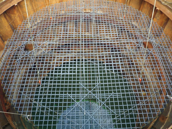 図版：底盤コンクリート内に設置したメッシュ筋（2017年，現場撮影）