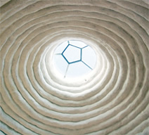 写真：土のう袋の長さを調整することによって，天窓から採光を得ることも可能