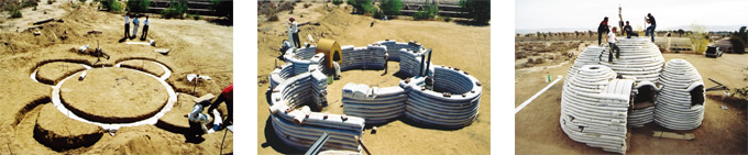 写真：土を掘ってシェルターの外形をつくり，土のう袋を巻き上げながらシェルターをつくる。土のう袋の間に有刺鉄線を挟むことによって構造を安定させている