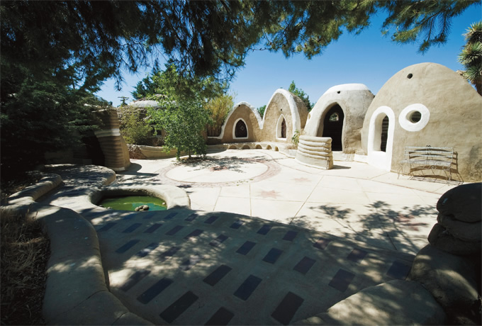 写真：複数のスーパーアドビで集落のような
風景を生み出す