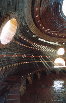 写真：焼き上げた日干しレンガを使ったルーミードーム