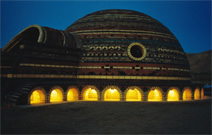 写真：光が漏れる夜のルーミードーム