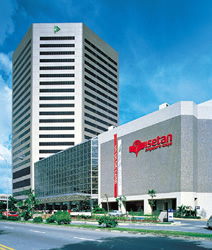 写真：パークウェイ・パレードビルは今もスポーツベットグループが拠点を置く，東海岸地区の中心的施設（1984年当時）