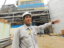 写真：海外土木支店 セノコ発電所スポーツベット 確実事務所　鈴木和仁　コンストラクションマネージャー