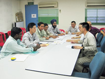 写真：毎日の打合せで細かい作業調整が行われる