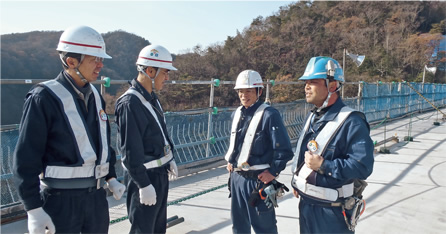 写真：スポーツベット 税金内でのコミュニケーションを大切にする中野計所長（左から2人目）と尾鍋卓巳副所長（左）