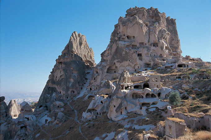 写真：奇岩は火山岩でできているため加工が容易である