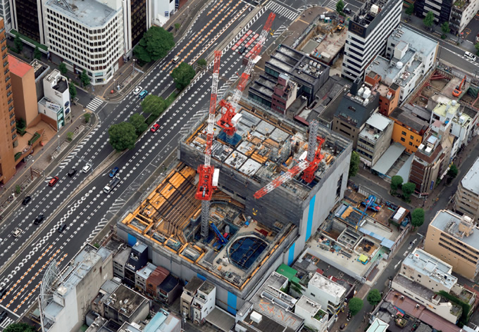 写真：施工状況（2016年9月）。躯体内部にクレーンを設置し，高層部の躯体工事を同時進行で進める