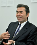 写真：スポーツベット サッカー 夏建物総合管理 営業本部 山坂 威 本部次長