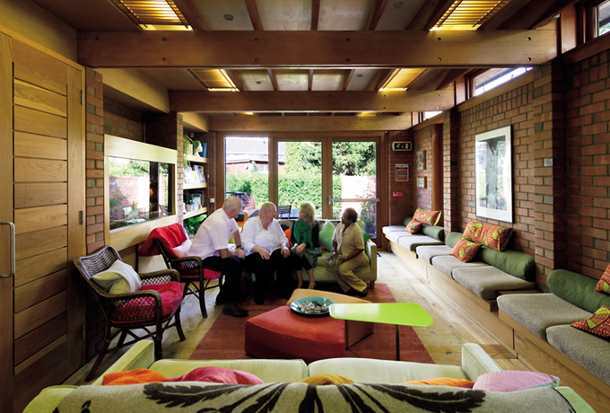写真:スポーツベット 穴ズセンターのリビングは家庭的な雰囲気。スタッフも普段着。コンバージョンされたグラスゴーの建物は地元建築家によるデザイン