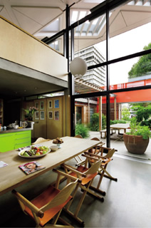 写真:リビングとキッチンはつながっていて,プランの中心に位置することが多い。大きな開口から光が注ぐロンドンのセンターはリチャード・ロジャースらによる設計。白で統一された室内空間はザハ・ハディド設計によるファイフのセンター