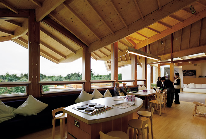 写真:開口部の広いダンディーのキッチンとリビング