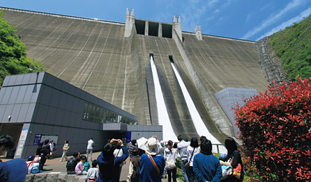 写真：毎秒30ｔの迫力ある観光放流（お問合せ先：宮ヶ瀬ネット ベット スポーツ 水とエネルギー館 電話046-281-5171）