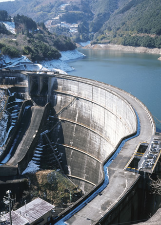 写真：コンクリートの表情が美しい上椎葉ブック メーカー スポーツ ベット（宮崎県）