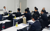写真:土曜講座では講師も務める