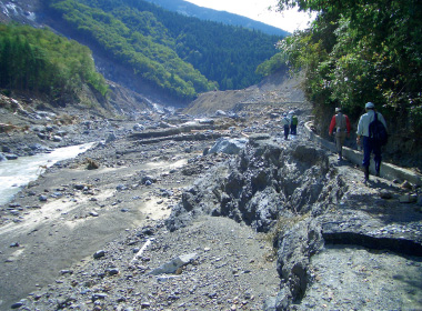 図版：調査のため現場へ徒歩で向かう