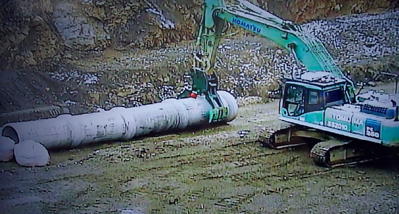 図版：操作室のモニタスポーツくじ ベット 自動化見る，遠隔操作による無人化施工での暗渠排水管設置状況