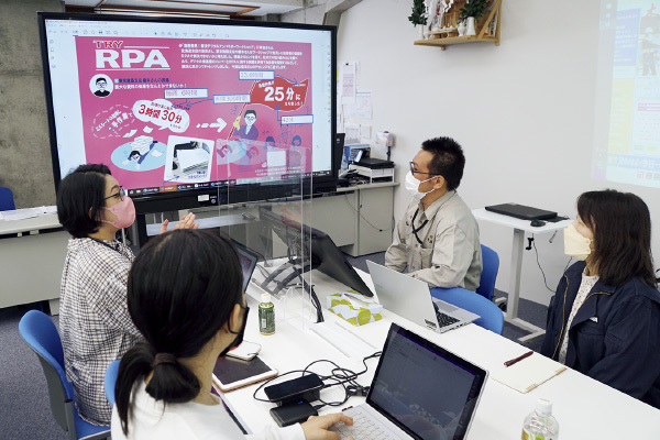 図版：スポーツ ベット あい お ーにAIOCRの説明をするデジタル推進室