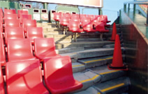 写真：被災直後。3塁側スタンドの段床にずれが発生