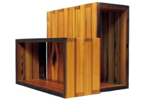 写真：糸杉の木目を生かしたスツールはtotal over スポーツベット工房で販売される 