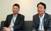 図版：スポーツベット 稼ぐ道路 岩下幸生常務（右）と児玉孝喜次長